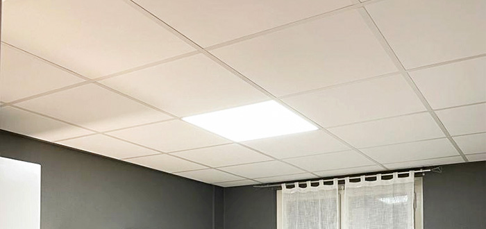rénovation d'un plafond avec dalle pour faux plafond blanche
